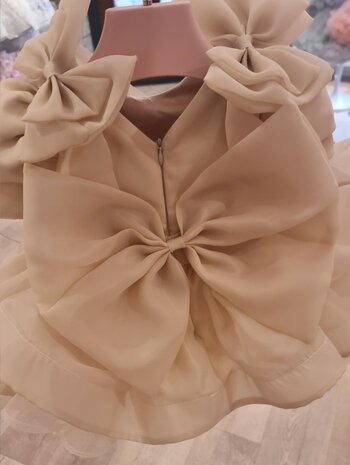 Organza beige jurk met grote strik 